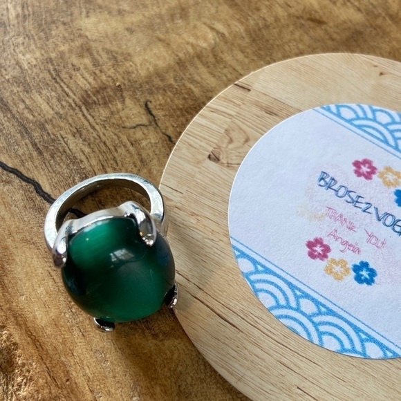 Host Pick 🎉Gorgeous Green Stone Ring - Picture 3 of 4